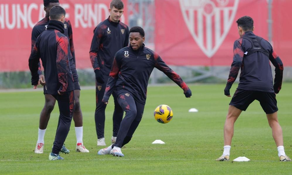 关于离谱！纽卡斯尔赛前强势反弹斯图加特今晚临场应变，赛后塞维利亚调整名单以备欧联的信息